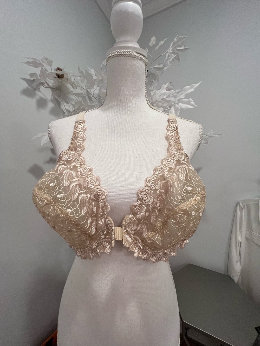 Front-Closure Lace Bra in Champagne Beige